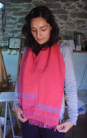 maria guerreiro con su primer bufanda realizada en telar