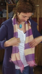 Carmen Rodgriguez con bufanda de lambswool y seda con tintes naturales