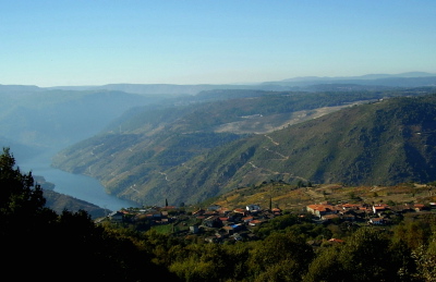 Panoramic view of the Ribeira Sacra with the River Sil Canyon and picturesque village of Cristosende where you can stay in Casa dos Artesans (holiday cottage) or the Casa Grande (rooms)