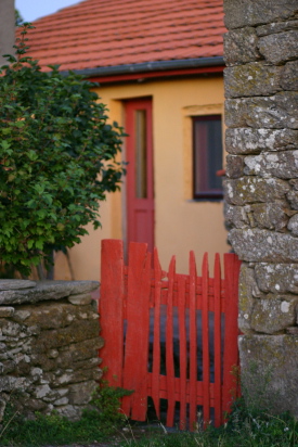 casa dos artesans por detrás con pequeño jardín