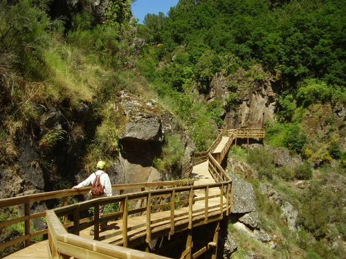 Ruta de pasarela de madera en el Cañón del Río Mao (A Teixeira)