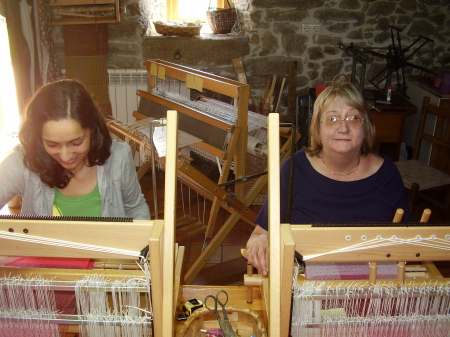 fi y maria teje en el primer curso de bufandas en telar de bajo lizo en ACEstudio Textil