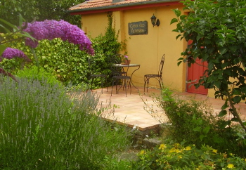 jardín con terraza