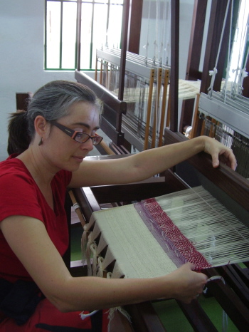 Anna Champeney tejiendo en uno de los telar tradicional de Lanzarote en en Centro de Intrepretación de la Cochinilla de la Asociación Milana en Mala, Lanzarote