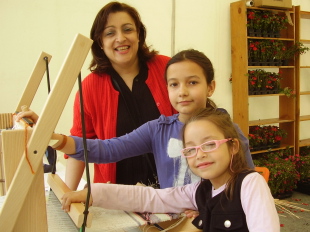 Carlota y Anthea, tejedoras entusiastas