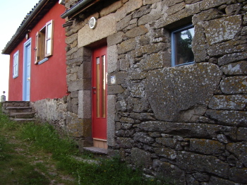 Anna Champeney Estudio Textil en la Ribeira Sacra, foto del exterior del taller, ubicado en una bodega antigua de piedra