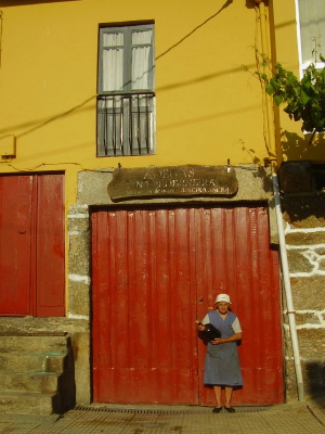 Viña Pederneira es una bodega familiar en Cristosende que elabora vino tinto de mencia y vino blanco de godello.  Tambien se puede visitar talleres de artesanía en Cristosende (sólo Agosto)